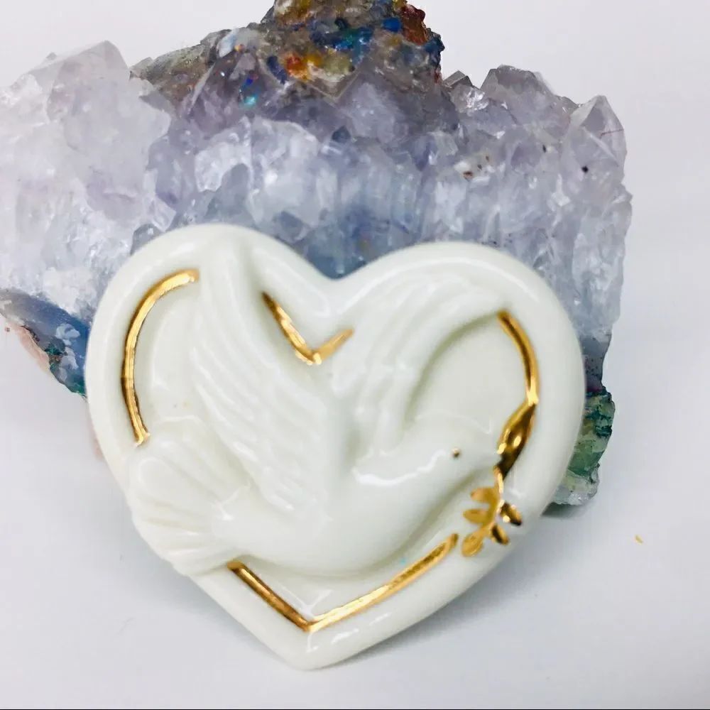 Lenox Vintage Signed Heart Dove Bird Gold Peace Pin Brooch Gold ivory 4007